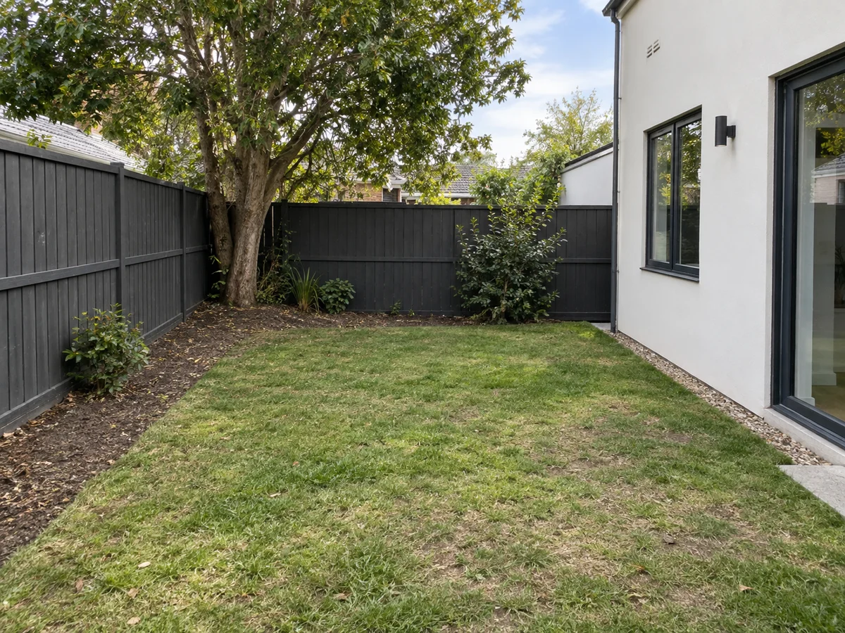 Kleinen Garten gestalten, vorher – nachher: Zen-Garten mit geharktem Kies und Trittsteinen — Vorher