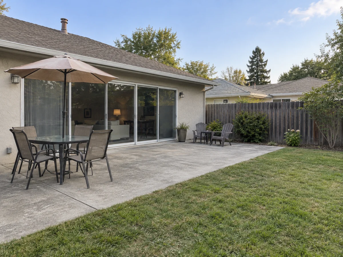 Terrasse unter einer Pergola mit Lounge-Ecke — Vorher